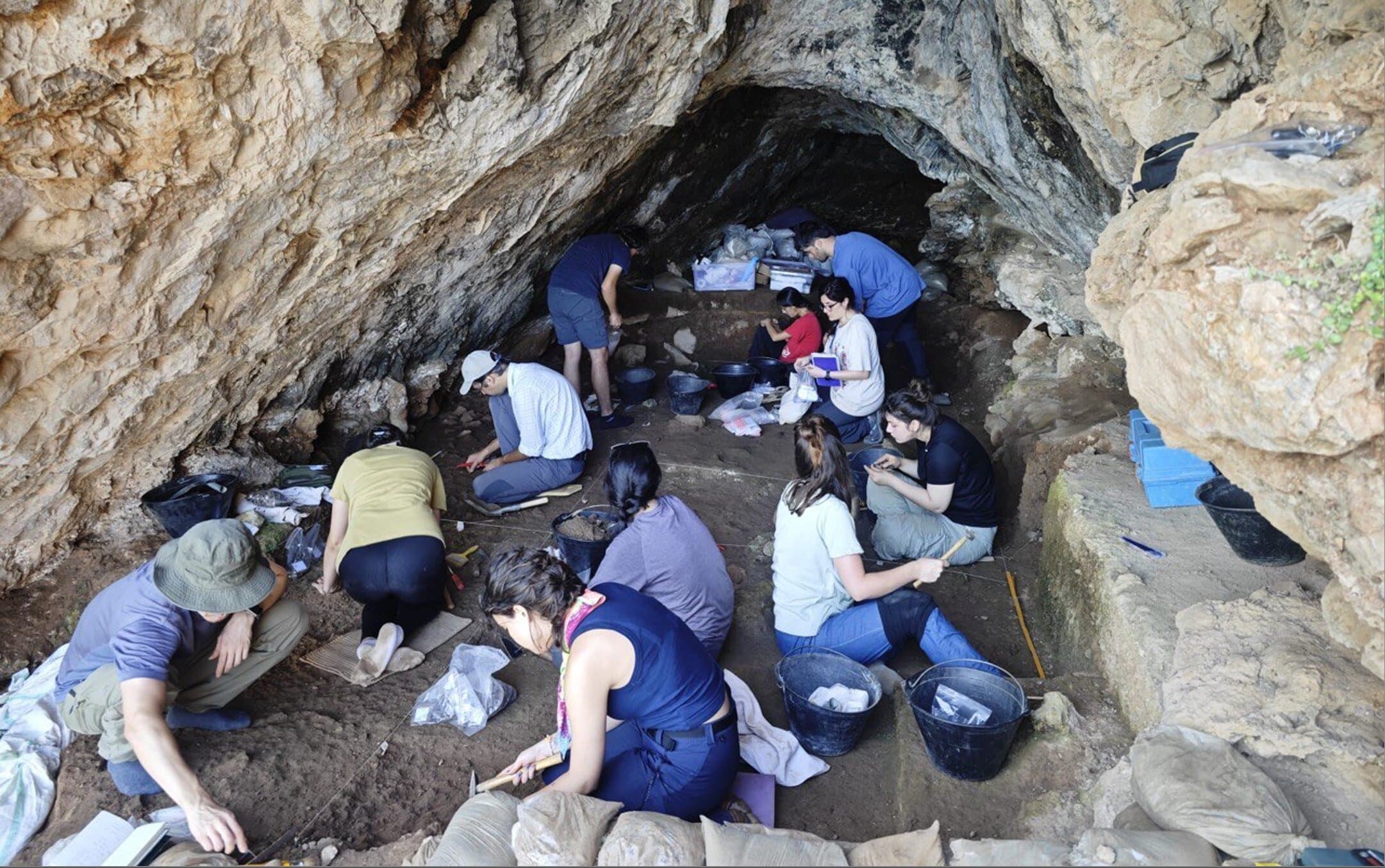 Cave evidence suggests modern humans and Neanderthals shared cultural practices